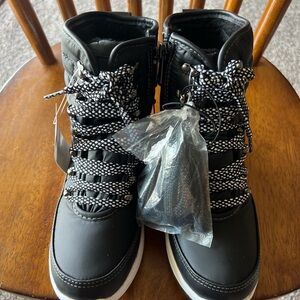 Weatherproof Black and White Lace-Up Boots Size 6 Women
